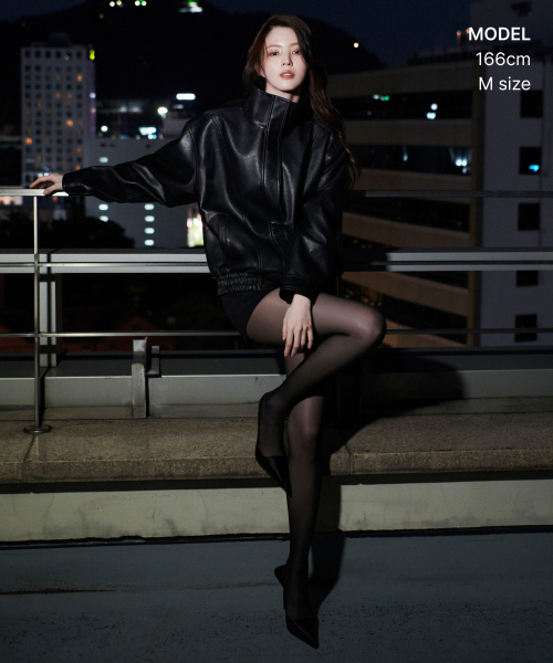 MUSINSA STANDARD WOMAN（ムシンサスタンダードウーマン）の「ウィメンズ シンセティックレザー ハイネック ブルゾンジャケット [ブラック]（ライダースジャケット・レディース・その他・SMALL/MEDIUM/LARGE）」の2枚目の写真