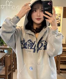 SEQUENZ（シークエンズ）の「【お気に入り50000人突破】/ スプレーブリーチ / ロゴプリントジップパーカー / FADE ZIP P/K（パーカー）」