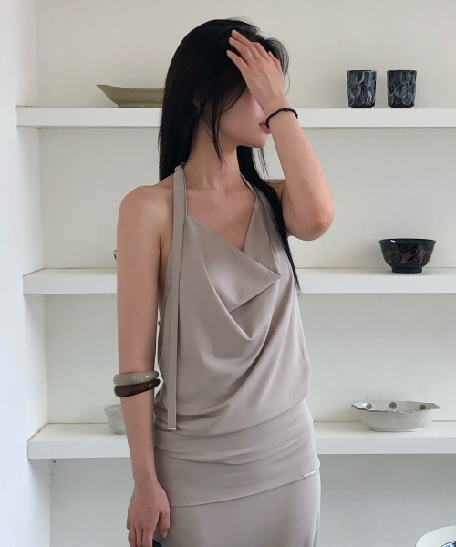 LMOOD WOMEN(エルムード ウーマン)の「マティーニホルタートップグレージュ(Tシャツ/カットソー・レディース・その他・FREE)」の5枚目の写真