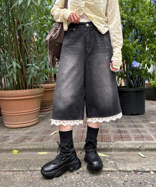 w closet(ダブルクローゼット)の「レースデニムハーフパンツ(デニムパンツ・レディース・ブルー/ブラック・FREE)」の2枚目の写真