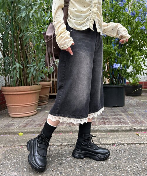 w closet(ダブルクローゼット)の「レースデニムハーフパンツ(デニムパンツ・レディース・ブルー/ブラック・FREE)」の3枚目の写真