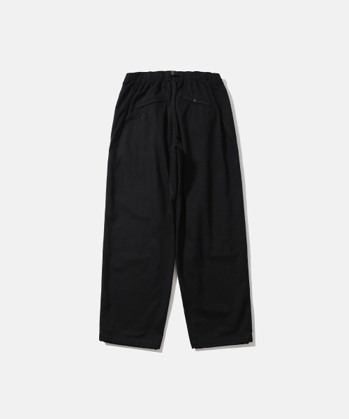 AW26] COMFY OFFICER チノパン / ブラック（その他パンツ）｜MOIF
