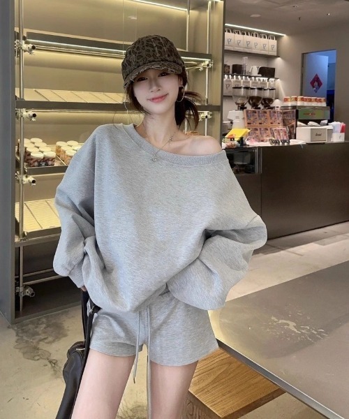 Ritzy(リッツィー)の「オフショルダー・スウェットトップス(スウェット・レディース・ブラック/バーガンディー/グレー/ネイビー・LARGE/MEDIUM)」の9枚目の写真