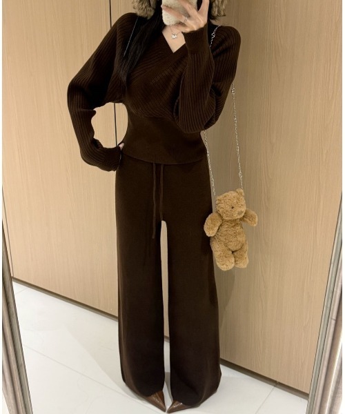 FLINEA(フリネア)の「Vネッククロスニットトップス+ワイドパンツセットアップ(セットアップ・レディース・ブラック/ブラウン/オフホワイト/ダークグレー・FREE)」の1枚目の写真