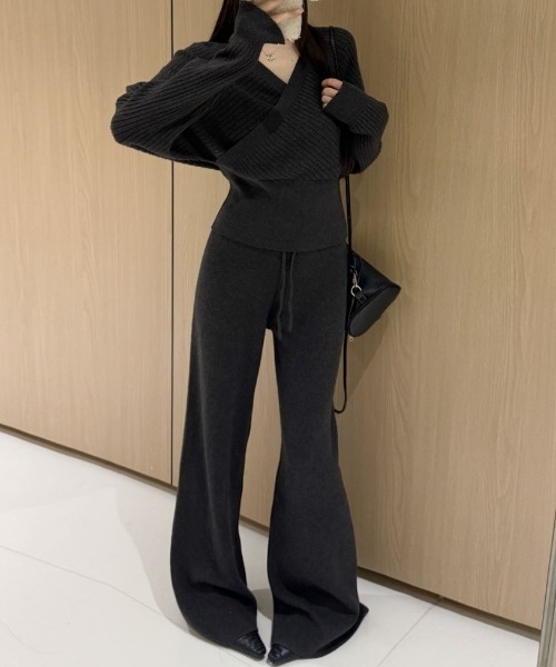 FLINEA(フリネア)の「Vネッククロスニットトップス+ワイドパンツセットアップ(セットアップ・レディース・ブラック/ブラウン/オフホワイト/ダークグレー・FREE)」の4枚目の写真