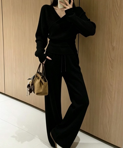 FLINEA(フリネア)の「Vネッククロスニットトップス+ワイドパンツセットアップ(セットアップ・レディース・ブラック/ブラウン/オフホワイト/ダークグレー・FREE)」の3枚目の写真
