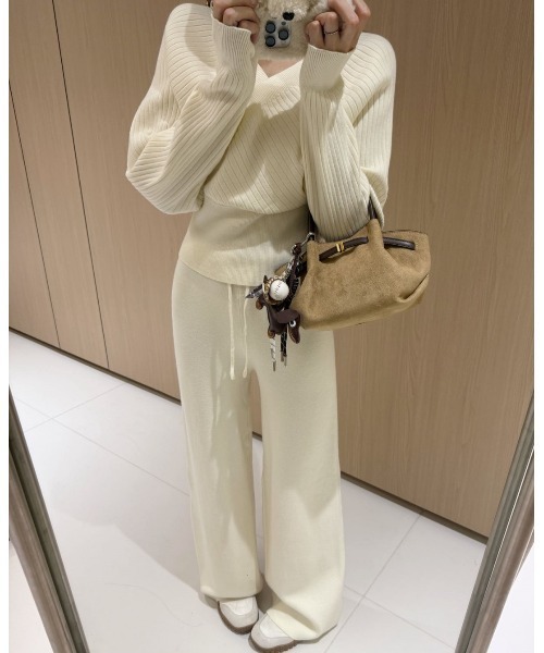 FLINEA(フリネア)の「Vネッククロスニットトップス+ワイドパンツセットアップ(セットアップ・レディース・ブラック/ブラウン/オフホワイト/ダークグレー・FREE)」の6枚目の写真