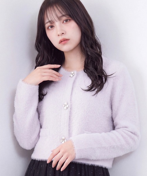 ASTORIA ODIER（アストリアオディール）の「装飾ボタンフェザーニットジャケット（カーディガン/ボレロ・レディース・サックスブルー/ホワイト/チャコールグレー/ラベンダー・MEDIUM）」の4枚目の写真