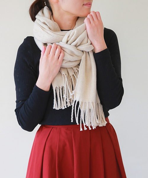 welleg（ウェレッグ）の「なめらかプレーン 大判 ストール（ストール/ショール・レディース・ブラック/ダークグリーン/ネイビー/レッド/ベージュ系その他/アイボリー/ベージュ系その他2/杢グレー/ダークグレー/ライトピンク/フューシャピンク/バーガンディー/ブラウン系その他/ターメリック/ブルー系その他/ブルー/ブルー系その他2/ライラック/ホワイト系その他/イエロー/パープル系その他/キャメル/ブラウン系その他2/ベージュ系その他3/レオパード/ブラック×ホワイト/レッド系その他/ベージュ系その他4/ブルー系その他4/ブルー系その他5/パープル系その他2/ブルー系その他3/ブラウン系その他3/ブラウン系その他4/イエロー系その他/ブラック系その他/ライトブルー/その他/ライトグレー/ホワイト系その他2/ブルー系その他6/ベージュ/マスタード/グレー系その他/その他2/ベージュ系その他5/クリアブルー/パープル/グレイッシュベージュ/ピンク/グリーン/オレンジ/ロイヤルブルー/グレー系/レモンイエロー/ピンク系その他/グリーン系/グレー系その他2/グレー系その他3/レッド系その他2・ONE SIZE/フリー）」の19枚目の写真