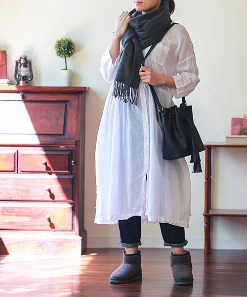 welleg（ウェレッグ）の「なめらかプレーン 大判 ストール（ストール/ショール・レディース・ブラック/ダークグリーン/ネイビー/レッド/ベージュ系その他/アイボリー/ベージュ系その他2/杢グレー/ダークグレー/ライトピンク/フューシャピンク/バーガンディー/ブラウン系その他/ターメリック/ブルー系その他/ブルー/ブルー系その他2/ライラック/ホワイト系その他/イエロー/パープル系その他/キャメル/ブラウン系その他2/ベージュ系その他3/レオパード/ブラック×ホワイト/レッド系その他/ベージュ系その他4/ブルー系その他4/ブルー系その他5/パープル系その他2/ブルー系その他3/ブラウン系その他3/ブラウン系その他4/イエロー系その他/ブラック系その他/ライトブルー/その他/ライトグレー/ホワイト系その他2/ブルー系その他6/ベージュ/マスタード/グレー系その他/その他2/ベージュ系その他5/クリアブルー/パープル/グレイッシュベージュ/ピンク/グリーン/オレンジ/ロイヤルブルー/グレー系/レモンイエロー/ピンク系その他/グリーン系/グレー系その他2/グレー系その他3/レッド系その他2・ONE SIZE/フリー）」の9枚目の写真