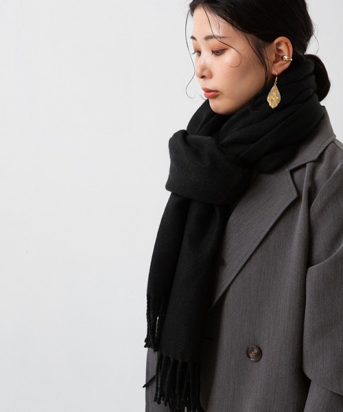 welleg（ウェレッグ）の「なめらかプレーン 大判 ストール（ストール/ショール・レディース・ブラック/ダークグリーン/ネイビー/レッド/ベージュ系その他/アイボリー/ベージュ系その他2/杢グレー/ダークグレー/ライトピンク/フューシャピンク/バーガンディー/ブラウン系その他/ターメリック/ブルー系その他/ブルー/ブルー系その他2/ライラック/ホワイト系その他/イエロー/パープル系その他/キャメル/ブラウン系その他2/ベージュ系その他3/レオパード/ブラック×ホワイト/レッド系その他/ベージュ系その他4/ブルー系その他4/ブルー系その他5/パープル系その他2/ブルー系その他3/ブラウン系その他3/ブラウン系その他4/イエロー系その他/ブラック系その他/ライトブルー/その他/ライトグレー/ホワイト系その他2/ブルー系その他6/ベージュ/マスタード/グレー系その他/その他2/ベージュ系その他5/クリアブルー/パープル/グレイッシュベージュ/ピンク/グリーン/オレンジ/ロイヤルブルー/グレー系/レモンイエロー/ピンク系その他/グリーン系/グレー系その他2/グレー系その他3/レッド系その他2・ONE SIZE/フリー）」の5枚目の写真