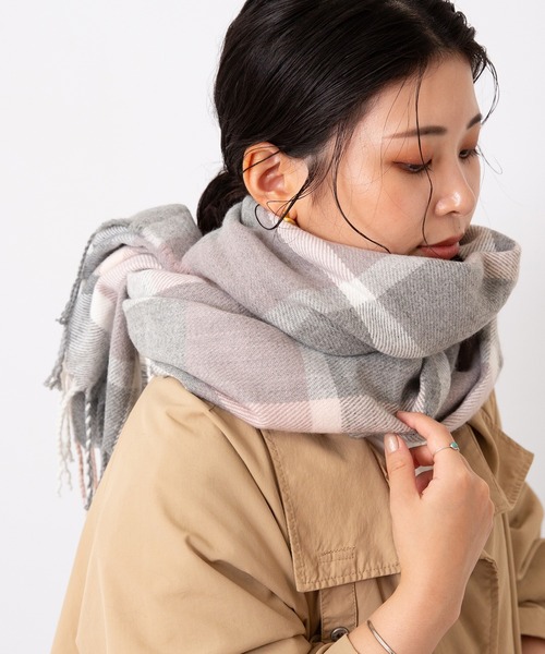 welleg（ウェレッグ）の「なめらかプレーン 大判 ストール（ストール/ショール・レディース・ブラック/ダークグリーン/ネイビー/レッド/ベージュ系その他/アイボリー/ベージュ系その他2/杢グレー/ダークグレー/ライトピンク/フューシャピンク/バーガンディー/ブラウン系その他/ターメリック/ブルー系その他/ブルー/ブルー系その他2/ライラック/ホワイト系その他/イエロー/パープル系その他/キャメル/ブラウン系その他2/ベージュ系その他3/レオパード/ブラック×ホワイト/レッド系その他/ベージュ系その他4/ブルー系その他4/ブルー系その他5/パープル系その他2/ブルー系その他3/ブラウン系その他3/ブラウン系その他4/イエロー系その他/ブラック系その他/ライトブルー/その他/ライトグレー/ホワイト系その他2/ブルー系その他6/ベージュ/マスタード/グレー系その他/その他2/ベージュ系その他5/クリアブルー/パープル/グレイッシュベージュ/ピンク/グリーン/オレンジ/ロイヤルブルー/グレー系/レモンイエロー/ピンク系その他/グリーン系/グレー系その他2/グレー系その他3/レッド系その他2・ONE SIZE/フリー）」の11枚目の写真