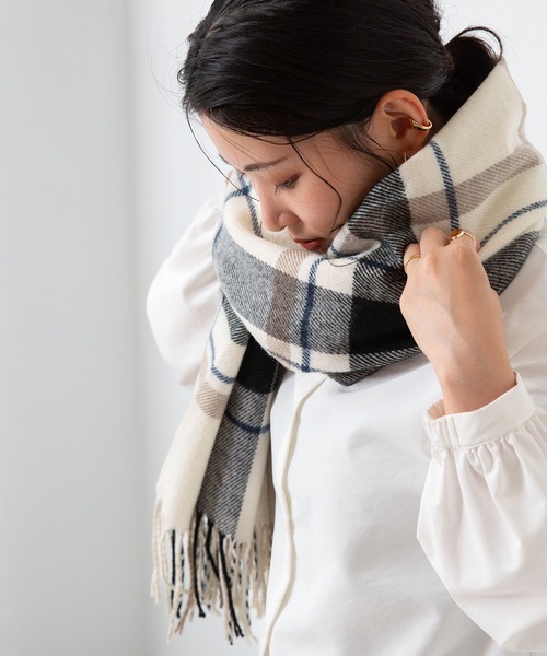 welleg（ウェレッグ）の「なめらかプレーン 大判 ストール（ストール/ショール・レディース・ブラック/ダークグリーン/ネイビー/レッド/ベージュ系その他/アイボリー/ベージュ系その他2/杢グレー/ダークグレー/ライトピンク/フューシャピンク/バーガンディー/ブラウン系その他/ターメリック/ブルー系その他/ブルー/ブルー系その他2/ライラック/ホワイト系その他/イエロー/パープル系その他/キャメル/ブラウン系その他2/ベージュ系その他3/レオパード/ブラック×ホワイト/レッド系その他/ベージュ系その他4/ブルー系その他4/ブルー系その他5/パープル系その他2/ブルー系その他3/ブラウン系その他3/ブラウン系その他4/イエロー系その他/ブラック系その他/ライトブルー/その他/ライトグレー/ホワイト系その他2/ブルー系その他6/ベージュ/マスタード/グレー系その他/その他2/ベージュ系その他5/クリアブルー/パープル/グレイッシュベージュ/ピンク/グリーン/オレンジ/ロイヤルブルー/グレー系/レモンイエロー/ピンク系その他/グリーン系/グレー系その他2/グレー系その他3/レッド系その他2・ONE SIZE/フリー）」の4枚目の写真