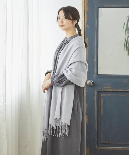 welleg（ウェレッグ）の「なめらかプレーン 大判 ストール（ストール/ショール・レディース・ブラック/ダークグリーン/ネイビー/レッド/ベージュ系その他/アイボリー/ベージュ系その他2/杢グレー/ダークグレー/ライトピンク/フューシャピンク/バーガンディー/ブラウン系その他/ターメリック/ブルー系その他/ブルー/ブルー系その他2/ライラック/ホワイト系その他/イエロー/パープル系その他/キャメル/ブラウン系その他2/ベージュ系その他3/レオパード/ブラック×ホワイト/レッド系その他/ベージュ系その他4/ブルー系その他4/ブルー系その他5/パープル系その他2/ブルー系その他3/ブラウン系その他3/ブラウン系その他4/イエロー系その他/ブラック系その他/ライトブルー/その他/ライトグレー/ホワイト系その他2/ブルー系その他6/ベージュ/マスタード/グレー系その他/その他2/ベージュ系その他5/クリアブルー/パープル/グレイッシュベージュ/ピンク/グリーン/オレンジ/ロイヤルブルー/グレー系/レモンイエロー/ピンク系その他/グリーン系/グレー系その他2/グレー系その他3/レッド系その他2・ONE SIZE/フリー）」の8枚目の写真