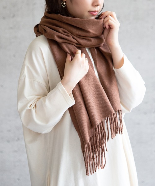 welleg（ウェレッグ）の「なめらかプレーン 大判 ストール（ストール/ショール・レディース・ブラック/ダークグリーン/ネイビー/レッド/ベージュ系その他/アイボリー/ベージュ系その他2/杢グレー/ダークグレー/ライトピンク/フューシャピンク/バーガンディー/ブラウン系その他/ターメリック/ブルー系その他/ブルー/ブルー系その他2/ライラック/ホワイト系その他/イエロー/パープル系その他/キャメル/ブラウン系その他2/ベージュ系その他3/レオパード/ブラック×ホワイト/レッド系その他/ベージュ系その他4/ブルー系その他4/ブルー系その他5/パープル系その他2/ブルー系その他3/ブラウン系その他3/ブラウン系その他4/イエロー系その他/ブラック系その他/ライトブルー/その他/ライトグレー/ホワイト系その他2/ブルー系その他6/ベージュ/マスタード/グレー系その他/その他2/ベージュ系その他5/クリアブルー/パープル/グレイッシュベージュ/ピンク/グリーン/オレンジ/ロイヤルブルー/グレー系/レモンイエロー/ピンク系その他/グリーン系/グレー系その他2/グレー系その他3/レッド系その他2・ONE SIZE/フリー）」の16枚目の写真