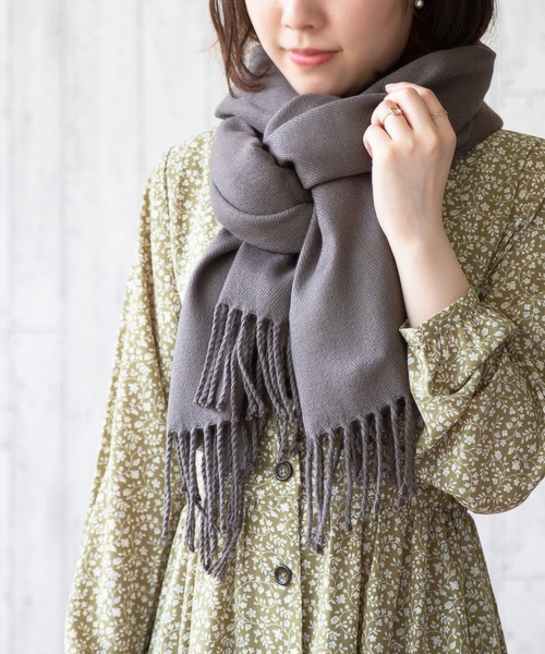 welleg（ウェレッグ）の「なめらかプレーン 大判 ストール（ストール/ショール・レディース・ブラック/ダークグリーン/ネイビー/レッド/ベージュ系その他/アイボリー/ベージュ系その他2/杢グレー/ダークグレー/ライトピンク/フューシャピンク/バーガンディー/ブラウン系その他/ターメリック/ブルー系その他/ブルー/ブルー系その他2/ライラック/ホワイト系その他/イエロー/パープル系その他/キャメル/ブラウン系その他2/ベージュ系その他3/レオパード/ブラック×ホワイト/レッド系その他/ベージュ系その他4/ブルー系その他4/ブルー系その他5/パープル系その他2/ブルー系その他3/ブラウン系その他3/ブラウン系その他4/イエロー系その他/ブラック系その他/ライトブルー/その他/ライトグレー/ホワイト系その他2/ブルー系その他6/ベージュ/マスタード/グレー系その他/その他2/ベージュ系その他5/クリアブルー/パープル/グレイッシュベージュ/ピンク/グリーン/オレンジ/ロイヤルブルー/グレー系/レモンイエロー/ピンク系その他/グリーン系/グレー系その他2/グレー系その他3/レッド系その他2・ONE SIZE/フリー）」の17枚目の写真