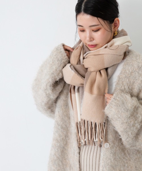 welleg（ウェレッグ）の「なめらかプレーン 大判 ストール（ストール/ショール・レディース・ブラック/ダークグリーン/ネイビー/レッド/ベージュ系その他/アイボリー/ベージュ系その他2/杢グレー/ダークグレー/ライトピンク/フューシャピンク/バーガンディー/ブラウン系その他/ターメリック/ブルー系その他/ブルー/ブルー系その他2/ライラック/ホワイト系その他/イエロー/パープル系その他/キャメル/ブラウン系その他2/ベージュ系その他3/レオパード/ブラック×ホワイト/レッド系その他/ベージュ系その他4/ブルー系その他4/ブルー系その他5/パープル系その他2/ブルー系その他3/ブラウン系その他3/ブラウン系その他4/イエロー系その他/ブラック系その他/ライトブルー/その他/ライトグレー/ホワイト系その他2/ブルー系その他6/ベージュ/マスタード/グレー系その他/その他2/ベージュ系その他5/クリアブルー/パープル/グレイッシュベージュ/ピンク/グリーン/オレンジ/ロイヤルブルー/グレー系/レモンイエロー/ピンク系その他/グリーン系/グレー系その他2/グレー系その他3/レッド系その他2・ONE SIZE/フリー）」の22枚目の写真