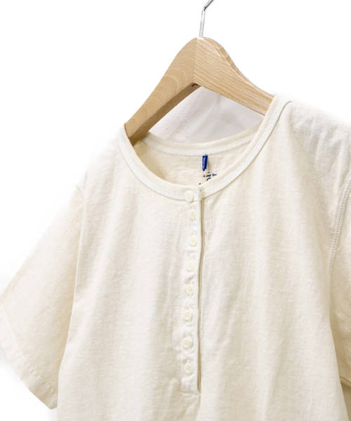 go slow caravan(ゴースローキャラバン)の「Good On/グッドオン 8 BUTTON S/S HENLEY TEE(Tシャツ/カットソー・レディース・ナチュラル/ネイビー/ライトブルー/マスタード・FREE)」の5枚目の写真