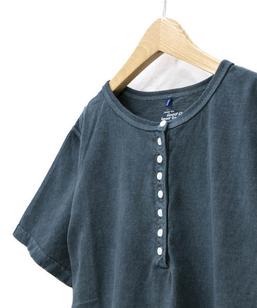 go slow caravan(ゴースローキャラバン)の「Good On/グッドオン 8 BUTTON S/S HENLEY TEE(Tシャツ/カットソー・レディース・ナチュラル/ネイビー/ライトブルー/マスタード・FREE)」の8枚目の写真