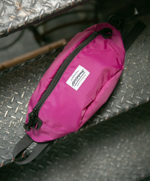 GLOBAL WORK（グローバルワーク）の「LIGHTウェストバッグ/844225（ボディバッグ/ウエストポーチ・メンズ・ブラック/パープル/カーキ/イエロー/オレンジ/ブルー/ベージュ/ライトグレー・FREE）」の6枚目の写真