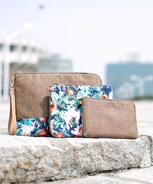 NANO universe（ナノユニバース）の「リゾート柄クラッチ 3点セット（クラッチバッグ・レディース・ブラウン/ベージュ/ブルー・FREE）」の2枚目の写真