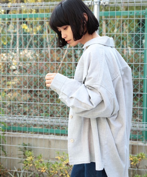 LAKOLE(ラコレ)の「コットンネルオーバーサイズシャツ / LAKOLE(シャツ/ブラウス・レディース・ライトグレー/カーキ/アイボリー・SMALL/MEDIUM)」の5枚目の写真