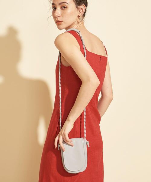 BEAUTY&YOUTH UNITED ARROWS（ビューティーアンドユースユナイテッドアローズ）の「BY∴ レザーフラップツイストショルダーバッグ（ショルダーバッグ・レディース・ライトグレー/ブラック・FREE）」の2枚目の写真