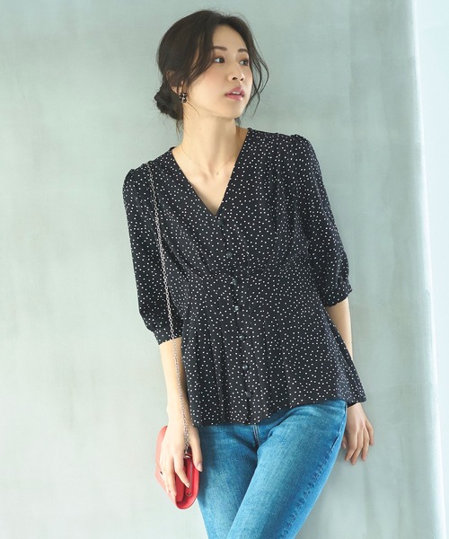RUIRUE BOUTIQUE(ルイルエブティック)の「2way 洗える | ウエストタックデザインブラウス | 半袖 Vネック トップス 体型カバー オフィスカジュアル 通勤服 華やか ブラウス(シャツ/ブラウス・レディース・グレイッシュベージュ/ライトカーキ/ホワイト/ブラック/ネイビー/グリーン系1/アッシュ/ブラック系1・S/M/L/LL/3L/4L/5L)」の3枚目の写真