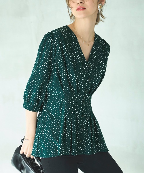 RUIRUE BOUTIQUE(ルイルエブティック)の「2way 洗える | ウエストタックデザインブラウス | 半袖 Vネック トップス 体型カバー オフィスカジュアル 通勤服 華やか ブラウス(シャツ/ブラウス・レディース・グレイッシュベージュ/ライトカーキ/ホワイト/ブラック/ネイビー/グリーン系1/アッシュ/ブラック系1・S/M/L/LL/3L/4L/5L)」の7枚目の写真