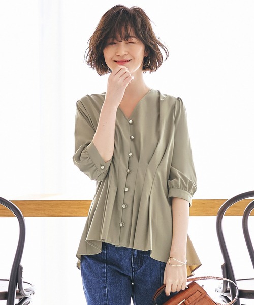 RUIRUE BOUTIQUE(ルイルエブティック)の「2way 洗える | ウエストタックデザインブラウス | 半袖 Vネック トップス 体型カバー オフィスカジュアル 通勤服 華やか ブラウス(シャツ/ブラウス・レディース・グレイッシュベージュ/ライトカーキ/ホワイト/ブラック/ネイビー/グリーン系1/アッシュ/ブラック系1・S/M/L/LL/3L/4L/5L)」の6枚目の写真