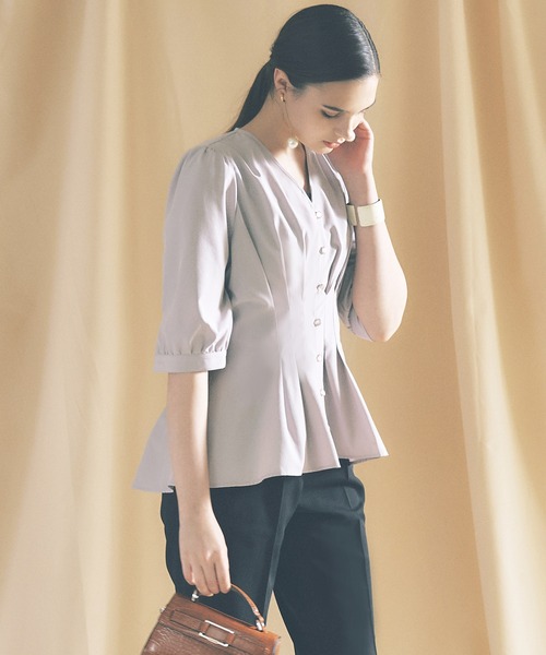 RUIRUE BOUTIQUE(ルイルエブティック)の「2way 洗える | ウエストタックデザインブラウス | 半袖 Vネック トップス 体型カバー オフィスカジュアル 通勤服 華やか ブラウス(シャツ/ブラウス・レディース・グレイッシュベージュ/ライトカーキ/ホワイト/ブラック/ネイビー/グリーン系1/アッシュ/ブラック系1・S/M/L/LL/3L/4L/5L)」の5枚目の写真