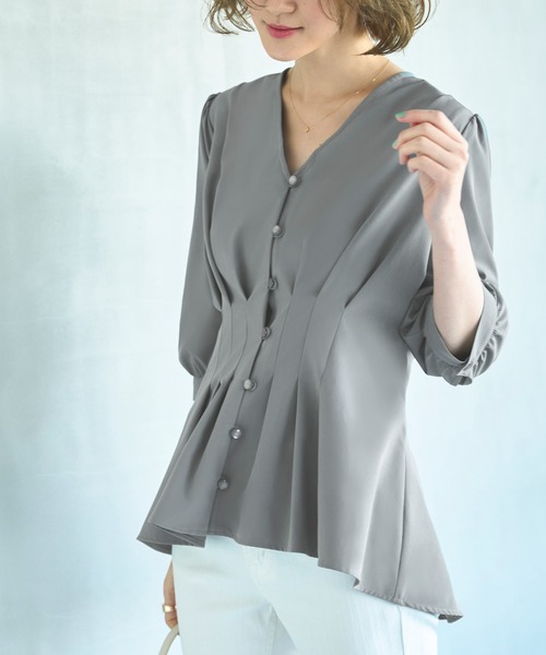 RUIRUE BOUTIQUE(ルイルエブティック)の「2way 洗える | ウエストタックデザインブラウス | 半袖 Vネック トップス 体型カバー オフィスカジュアル 通勤服 華やか ブラウス(シャツ/ブラウス・レディース・グレイッシュベージュ/ライトカーキ/ホワイト/ブラック/ネイビー/グリーン系1/アッシュ/ブラック系1・S/M/L/LL/3L/4L/5L)」の4枚目の写真