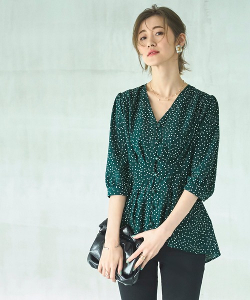 RUIRUE BOUTIQUE(ルイルエブティック)の「2way 洗える | ウエストタックデザインブラウス | 半袖 Vネック トップス 体型カバー オフィスカジュアル 通勤服 華やか ブラウス(シャツ/ブラウス・レディース・グレイッシュベージュ/ライトカーキ/ホワイト/ブラック/ネイビー/グリーン系1/アッシュ/ブラック系1・S/M/L/LL/3L/4L/5L)」の17枚目の写真