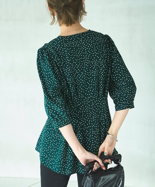 RUIRUE BOUTIQUE(ルイルエブティック)の「2way 洗える | ウエストタックデザインブラウス | 半袖 Vネック トップス 体型カバー オフィスカジュアル 通勤服 華やか ブラウス(シャツ/ブラウス・レディース・グレイッシュベージュ/ライトカーキ/ホワイト/ブラック/ネイビー/グリーン系1/アッシュ/ブラック系1・S/M/L/LL/3L/4L/5L)」の16枚目の写真