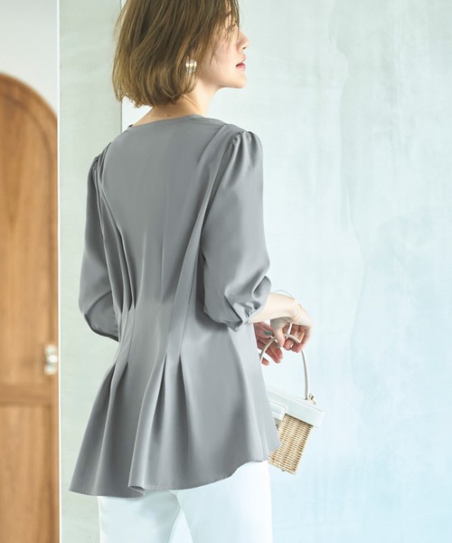 RUIRUE BOUTIQUE(ルイルエブティック)の「2way 洗える | ウエストタックデザインブラウス | 半袖 Vネック トップス 体型カバー オフィスカジュアル 通勤服 華やか ブラウス(シャツ/ブラウス・レディース・グレイッシュベージュ/ライトカーキ/ホワイト/ブラック/ネイビー/グリーン系1/アッシュ/ブラック系1・S/M/L/LL/3L/4L/5L)」の13枚目の写真