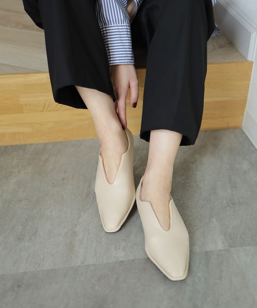 SESTO(セスト)の「ステッチデザインローヒールVカットマニッシュパンプス(パンプス・レディース・ブラック/アイボリー・22.5cm/24.5cm/23.0cm/23.5cm/25.0cm/24.0cm)」の15枚目の写真