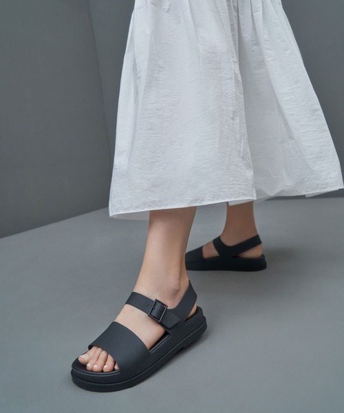 CHARLES & KEITH（チャールズ & キース）の「バックルストラップ フラットフォームサンダル / Buckle Strap Flatform Sandals（サンダル・レディース・ホワイト/ブラック/ライラック・23cm/23.5cm/24.5cm/25cm/25.5cm）」の12枚目の写真