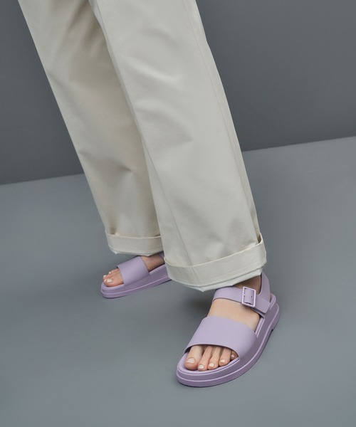 CHARLES & KEITH（チャールズ & キース）の「バックルストラップ フラットフォームサンダル / Buckle Strap Flatform Sandals（サンダル・レディース・ホワイト/ブラック/ライラック・23cm/23.5cm/24.5cm/25cm/25.5cm）」の5枚目の写真