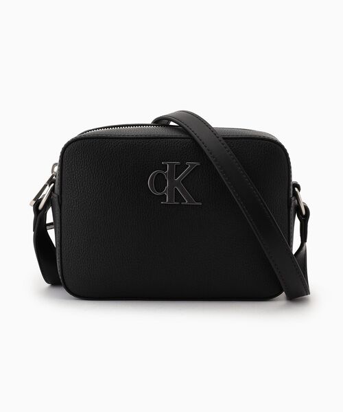 Calvin Klein（カルバン・クライン）の「MINIMAL MONOGRAM カメラ バッグ（ショルダーバッグ・レディース・ブラック/オリーブ・FREE）」の2枚目の写真