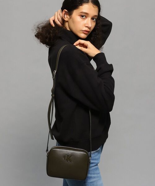 カルバンクライン モノグラムロゴカメラバッグ セール】MINIMAL MONOGRAM カメラ バッグ(ショルダーバッグ
