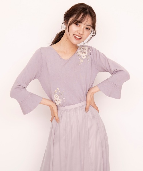 WILLSELECTION（ウィルセレクション）の「アップリケ刺繍フレアスリーブニット（ニット/セーター・レディース・ネイビー/アイボリー/ラベンダー・MEDIUM）」の3枚目の写真