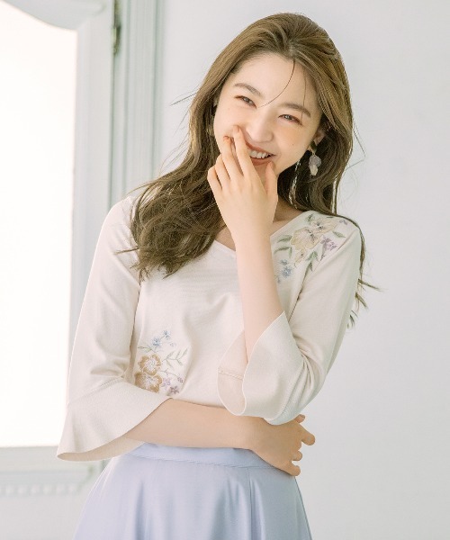 WILLSELECTION（ウィルセレクション）の「アップリケ刺繍フレアスリーブニット（ニット/セーター・レディース・ネイビー/アイボリー/ラベンダー・MEDIUM）」の2枚目の写真