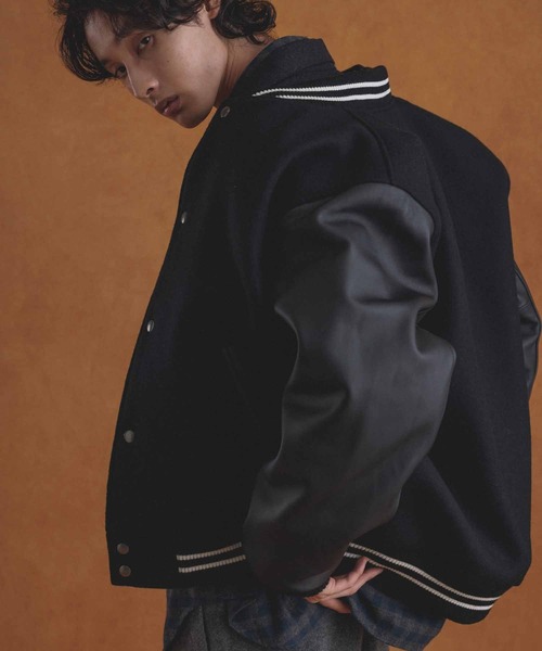 ADAM ET ROPE'（アダムエロペ）の「〈SHARE CLOSETシリーズ〉オーバーサイズ アワードジャケット/UNISEX（スタジャン・メンズ・ブラック/イエロー系その他3・M/L）」の7枚目の写真