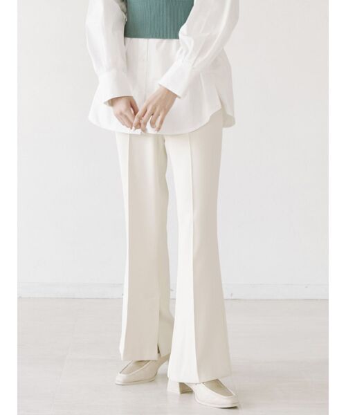 MURUA(ムルーア)の「スリムフィットフレアパンツ(スラックス・レディース・アイボリー/ブラック/ライトブルー・1/2)」の2枚目の写真