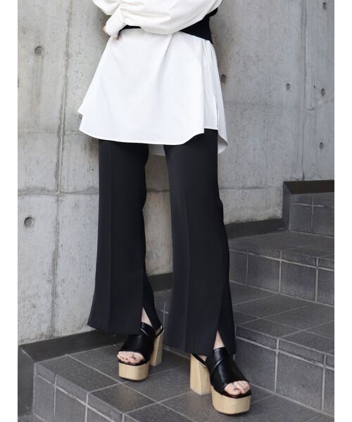 MURUA(ムルーア)の「スリムフィットフレアパンツ(スラックス・レディース・アイボリー/ブラック/ライトブルー・1/2)」の3枚目の写真