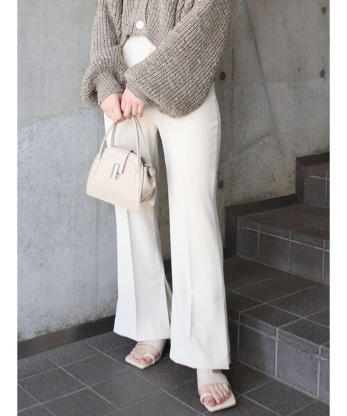 MURUA(ムルーア)の「スリムフィットフレアパンツ(スラックス・レディース・アイボリー/ブラック/ライトブルー・1/2)」の21枚目の写真