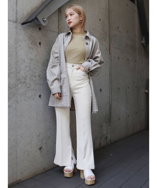 MURUA(ムルーア)の「スリムフィットフレアパンツ(スラックス・レディース・アイボリー/ブラック/ライトブルー・1/2)」の9枚目の写真