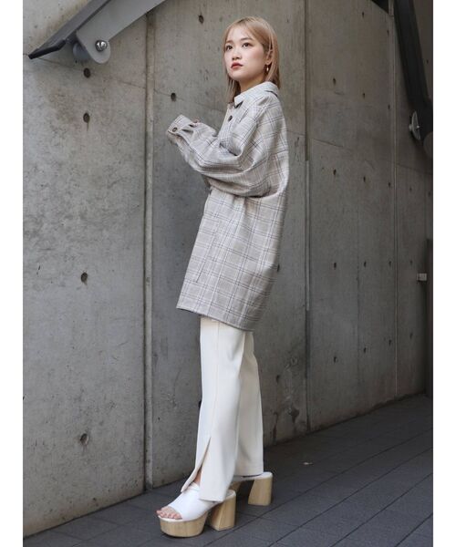 MURUA(ムルーア)の「スリムフィットフレアパンツ(スラックス・レディース・アイボリー/ブラック/ライトブルー・1/2)」の22枚目の写真