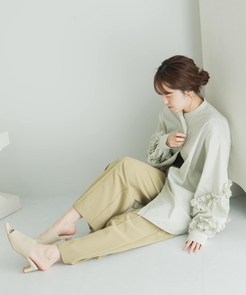 LAATO(ラート)の「LOVE FRILL SHIRTS(シャツ/ブラウス・レディース・チャコールグレー/オフホワイト・FREE)」の2枚目の写真