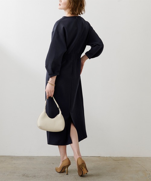 UR'S（ユアーズ）の「オフィスキーネックタックウエストワンピース（ワンピース・レディース・ベージュ/ネイビー/ブルー/ライトブルー・S/M/L）」の13枚目の写真